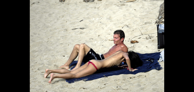 Scandal 4. Đầu năm 2009, Chương Tử Di bị cánh paparazzi chụp được 81 bức ảnh cô bán khỏa thân, thân mật cùng người tình tỷ phú Vivi Nevo trên bãi biển.
